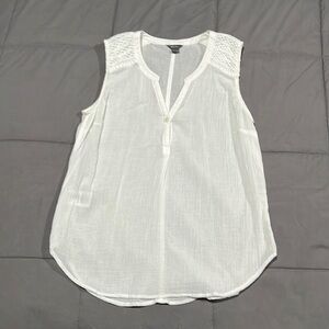Women’s Eddie Bauer white linen sleeveless blouse, size XS